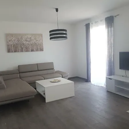 M&e Apartment *